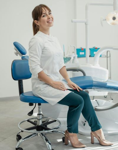 Le docteur Dupont dans son cabinet